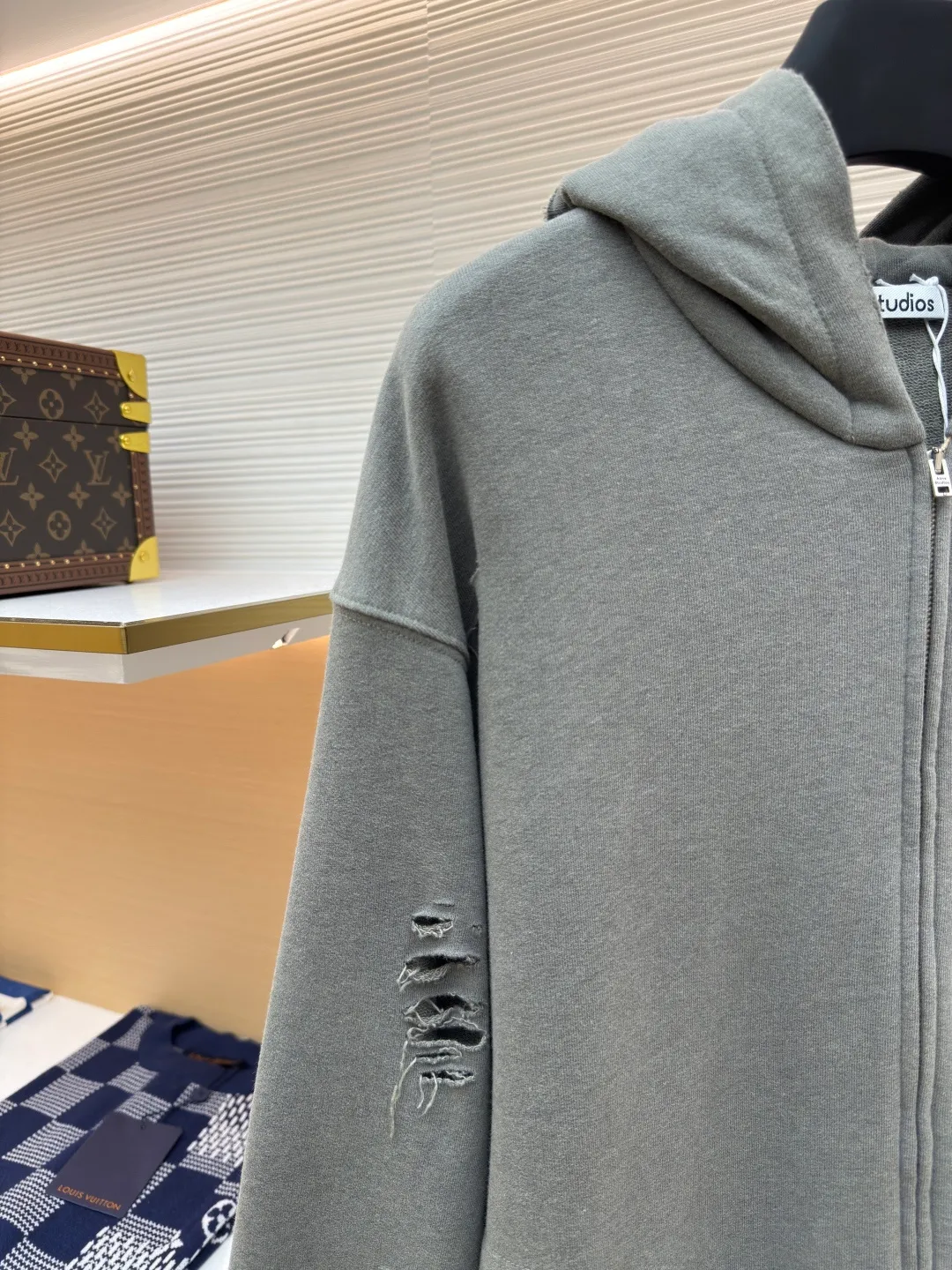Acne Studios ripped distressed logo zipper jacket ●Authentic product: 4500 purchased and developed ●Item number: 1680387-B35 ●Fabric: Dream double-strand cotton plain fabric ●Technology: Distressed printing ●Version: loose version ●Weight: about 660 grams ●Size: S-M-L-XL ●Description: Customized dream double-strand cotton plain fabric with excellent texture and comfortable skin fit The main color is deep black, which is like the mottled rust on ancient copperware. The unruly soul of AcneStudios is engraved on the chest. The clever integration of hole elements and wanton swaying on the black canvas is a deliberate rebellion and a break away from the shackles of tradition. It is unique in the wave of trends. Glue printing is used. The chest printing is modified three times with the film screen. The glue liquid paint is used to print the pattern on the fabric. The fabric is baked to fix the printed pattern. Many parts of the body of the garment are worn and worn by pure artificial regularity, and hand brush marks are added to the surface of the garment to add texture and depth to imitate the texture of natural wear and tear. The fabrics have been washed to give them a better feel and texture. They are not easy to deform, shrink or fade, and maintain their long-lasting beauty. The overall color is consistent with no color difference. It can be matched with the same style to create a fashionable look, and can be used in various occasions. Customized accessories, complete with three standards, the same style for men and women!